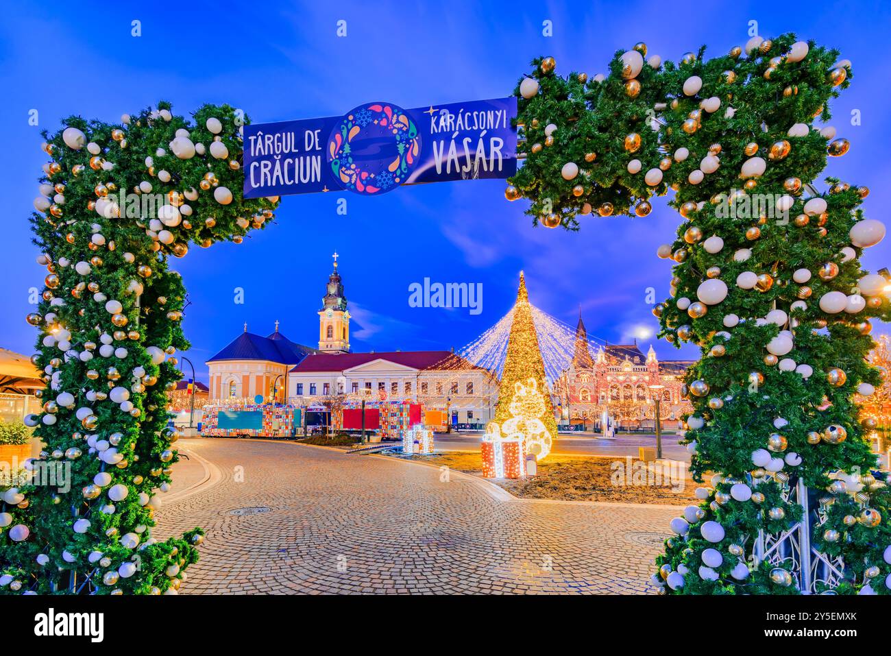 Oradea, Rumänien - 27. Dezember 2023. Weihnachtsmarkt mit funkelnden Lichtern des X-Mas-Baumes, Weihnachtsdekoration, saisonale gemütliche Atmosphäre in Uni Stockfoto