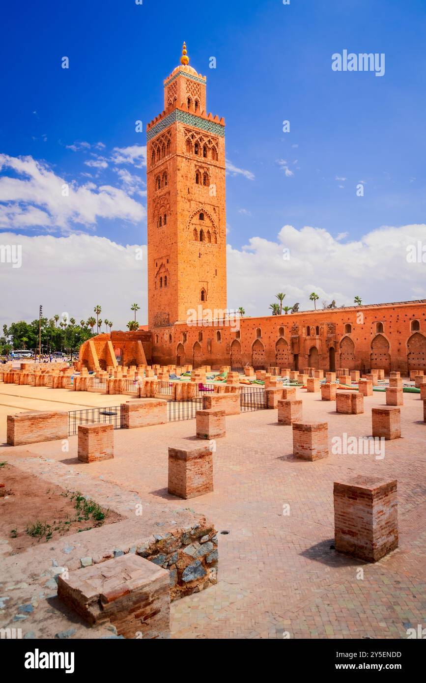 Marrakesch, Marokko. Majestätische Koutoubia Moschee mit ihrem riesigen Minarett, einem Wahrzeichen, atemberaubender maurischer Architektur. Stockfoto