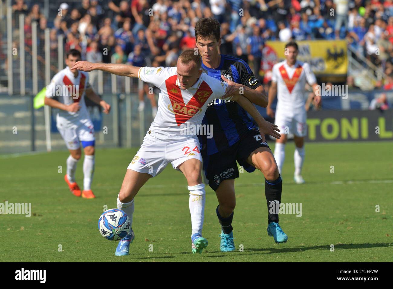 Lorenzo Maria Dickmann (Brescia) vereitelt von Pietro Beruatto (Pisa) während des AC Pisa gegen Brescia Calcio, italienisches Fußball-Spiel der Serie B in Pisa, Italien, 21. September 2024 Stockfoto