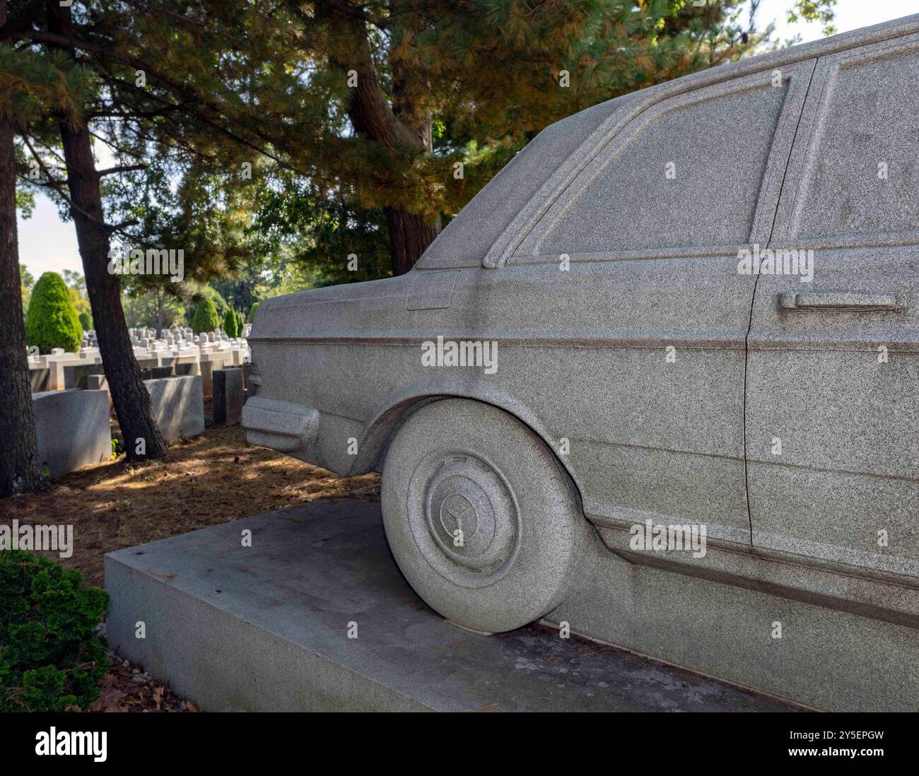 Linden, New Jersey, USA, 21. September 2024. Eine große, fast exakte Nachbildung eines Mercedes Benz 240 Diesel, der aus einem einzelnen Granitblock gemeißelt wurde, markiert die letzte Ruhestätte eines jungen Mannes, Raymond TSE, der davon träumte, eines Tages einen Mercedes zu besitzen, der aber auf tragische Weise im Alter von 15 Jahren starb. Das Rosedale Cemetery Monument wurde in den frühen 1980er Jahren von seinem wohlhabenden älteren Bruder David in Auftrag gegeben, der versprochen hatte, Raymond einen Mercedes zu geben, als er alt genug wurde, um zu fahren. (Kreditbild: © Brian Cahn/ZUMA Press Wire) NUR REDAKTIONELLE VERWENDUNG! Nicht für kommerzielle ZWECKE! Stockfoto