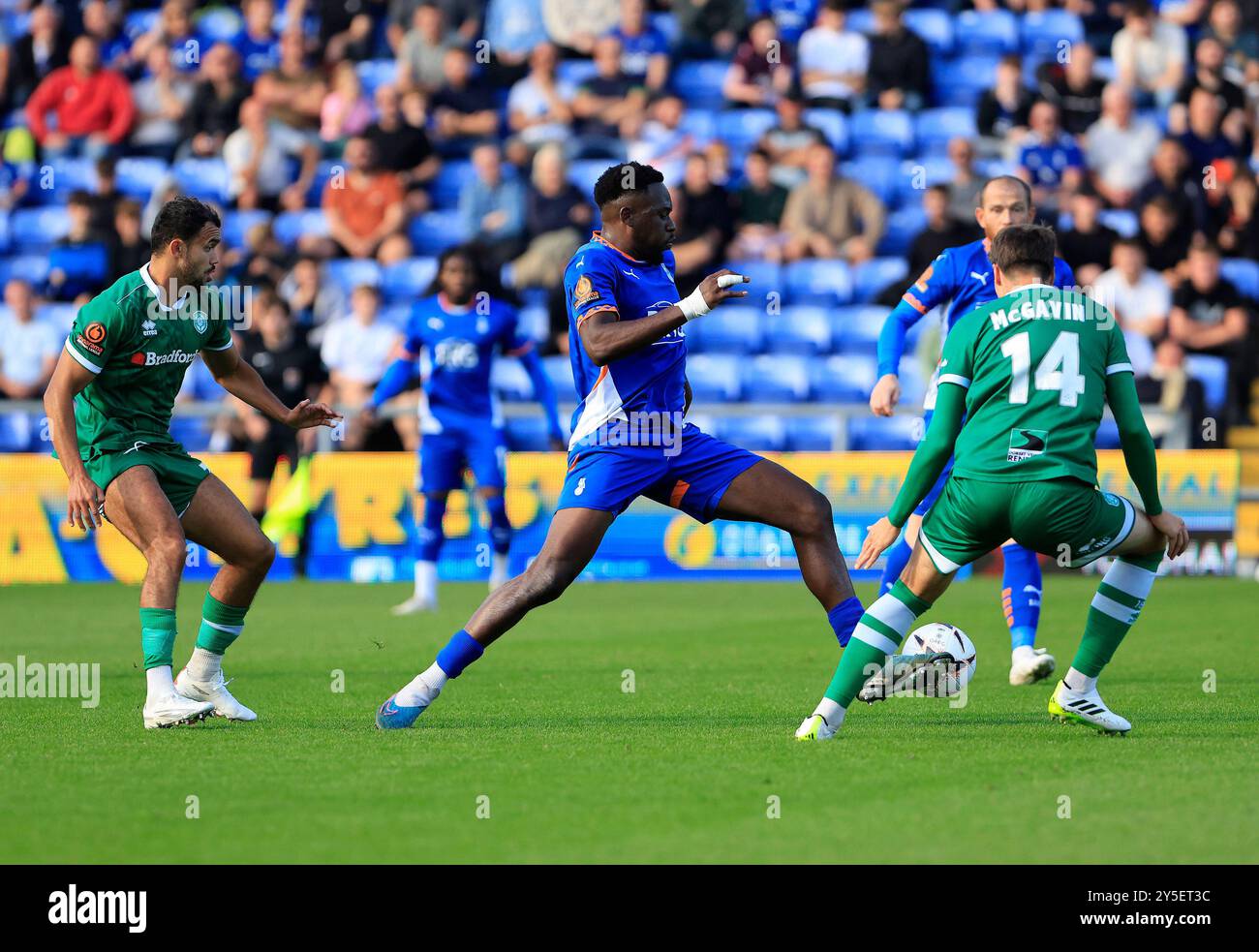 Mike Fondop vom Oldham Athletic Association Football Club streitet mit Dominic Bernard vom Yeovil Town Football Club und Brett McGavin vom Yeovil Town Football Club während des Vanarama National League-Spiels zwischen Oldham Athletic und Yeovil Town im Boundary Park, Oldham, am Samstag, den 21. September 2024. (Foto: Thomas Edwards | MI News) Credit: MI News & Sport /Alamy Live News Stockfoto