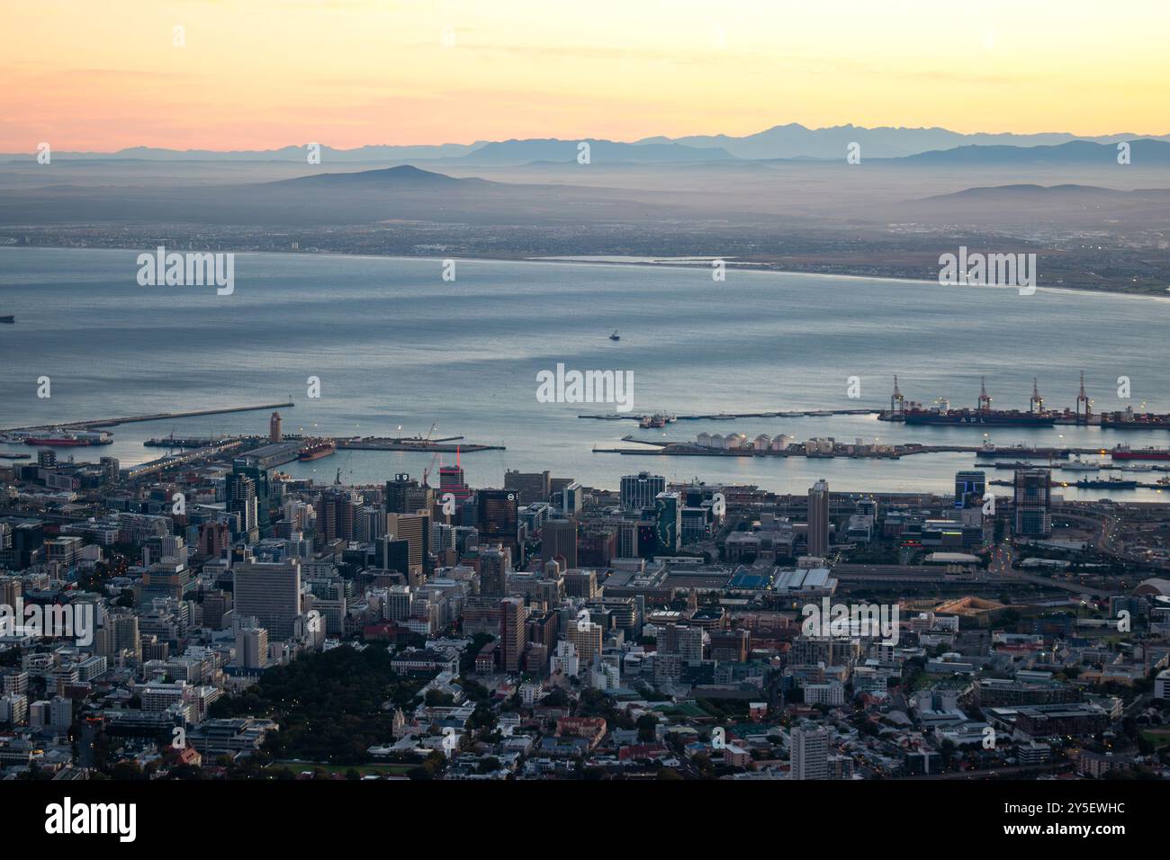 Kapstadt, Südafrika, 1. April 2023. Der Blick auf Kapstadt bei Sonnenaufgang von der Wanderung zum Tafelberg. Stockfoto