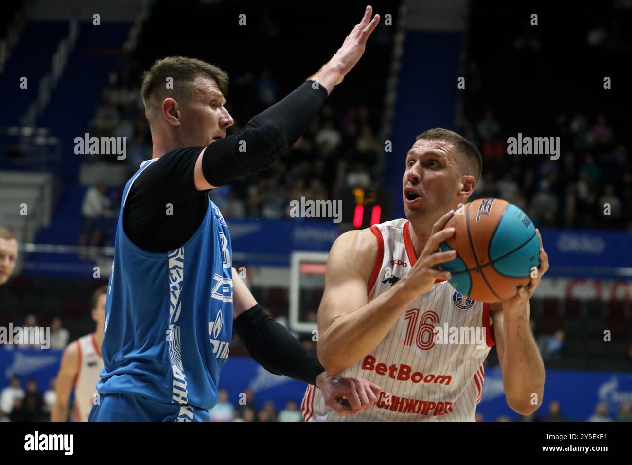 Sankt Petersburg, Russland. September 2024. Andrej Woronsewitsch (L) von Zenit und Wladislav Trushkin (16) von Fakel in Aktion während des Basketballspiels der VTB United League, reguläre Saison, zwischen Zenit Sankt Petersburg und MBA-Mai Moskau in der „Kck Arena“. Endpunktzahl: Zenit 103:75 MBA-Mai. (Foto: Maksim Konstantinov/SOPA Images/SIPA USA) Credit: SIPA USA/Alamy Live News Stockfoto