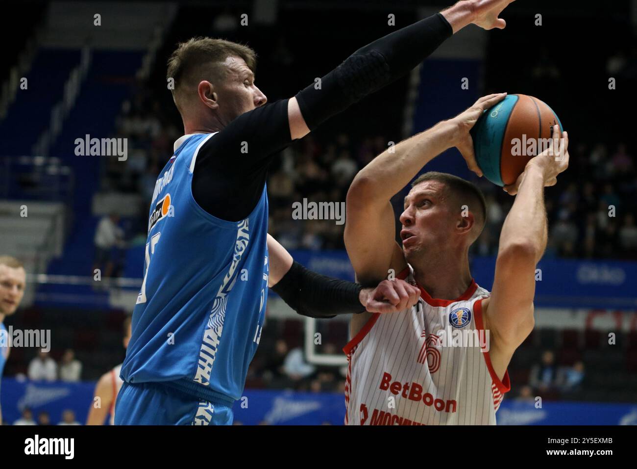 Sankt Petersburg, Russland. September 2024. Andrej Woronsewitsch (L) von Zenit und Wladislav Trushkin (16) von Fakel in Aktion während des Basketballspiels der VTB United League, reguläre Saison, zwischen Zenit Sankt Petersburg und MBA-Mai Moskau in der „Kck Arena“. Endpunktzahl: Zenit 103:75 MBA-Mai. (Foto: Maksim Konstantinov/SOPA Images/SIPA USA) Credit: SIPA USA/Alamy Live News Stockfoto