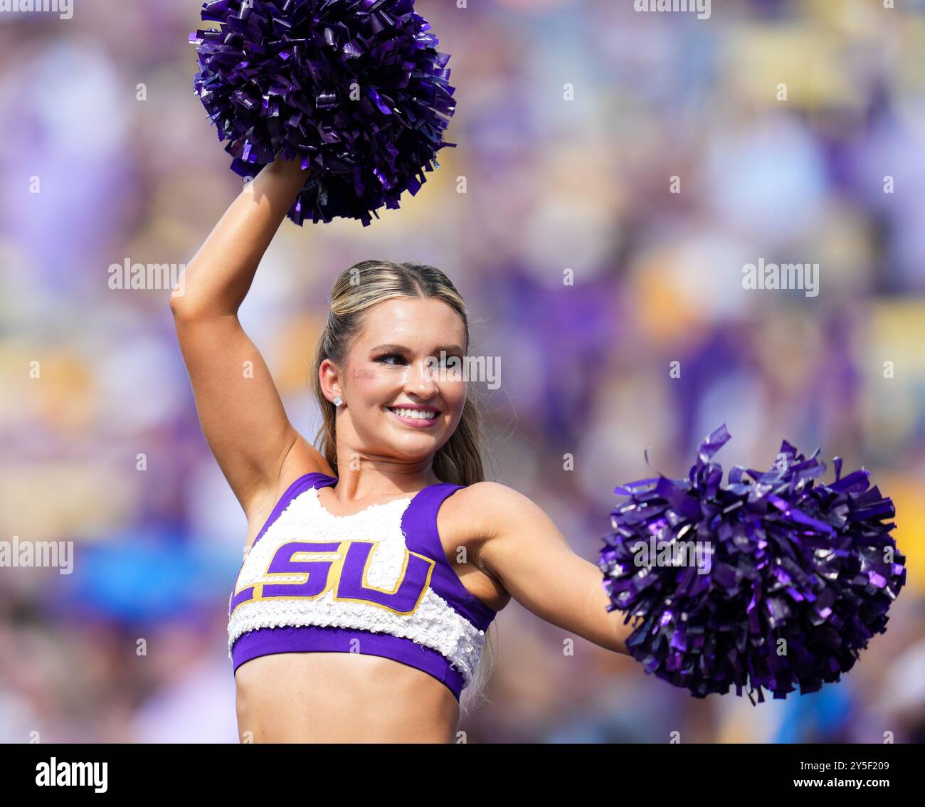 Baton Rouge, Louisiana, USA. September 2024. Die Cheerleader der LSU treten am 21. September 2024 in Baton Rouge bei einem NCAA-Football-Spiel zwischen den LSU Tigers und den UCLA Bruins auf. LSU gewann 34:17. (Kreditbild: © Scott Coleman/ZUMA Press Wire) NUR REDAKTIONELLE VERWENDUNG! Nicht für kommerzielle ZWECKE! Stockfoto