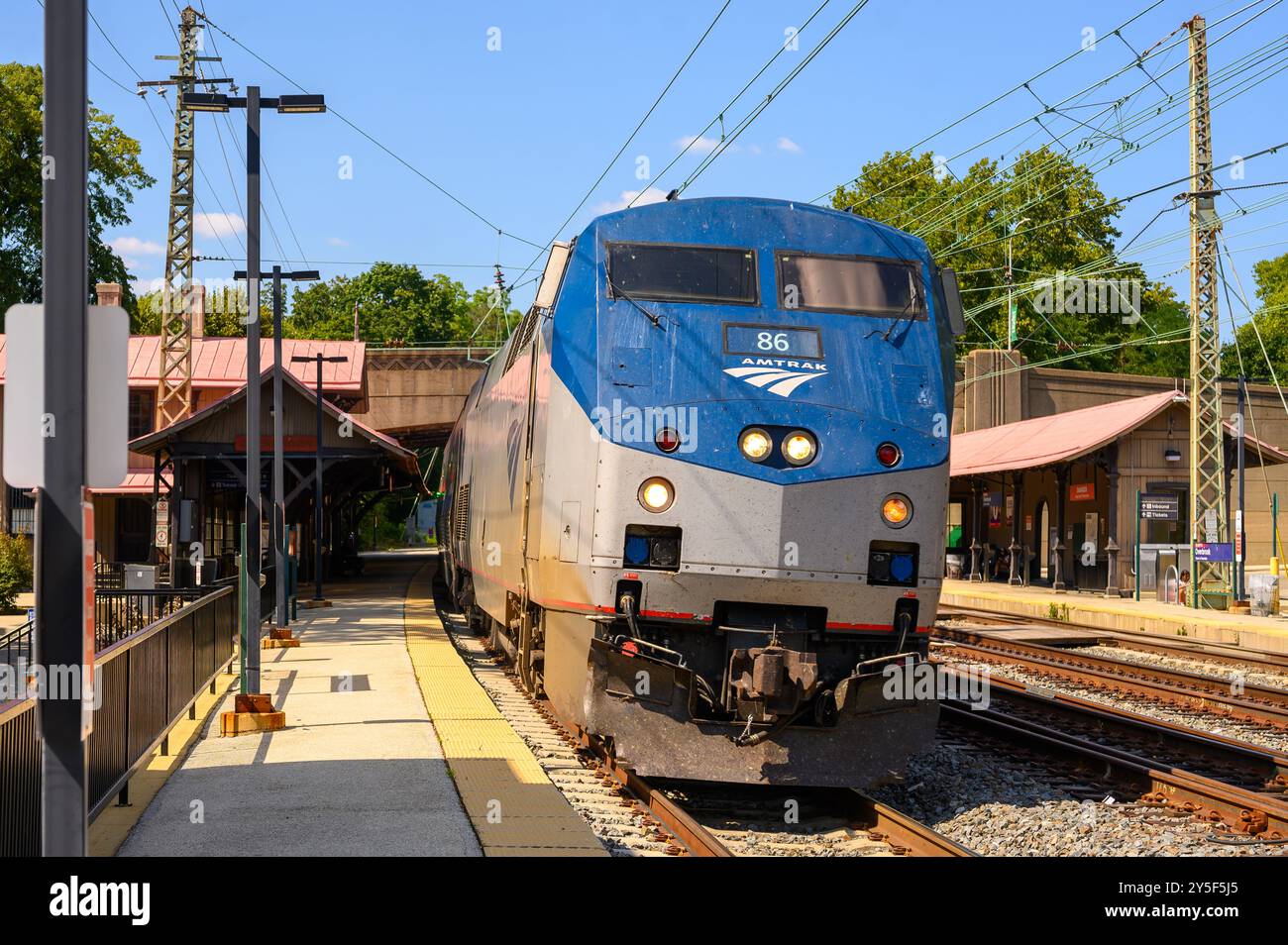 Amtrak Pennsylvanian Zug am Bahnhof Overbrook in Philadelphia vorbei Stockfoto