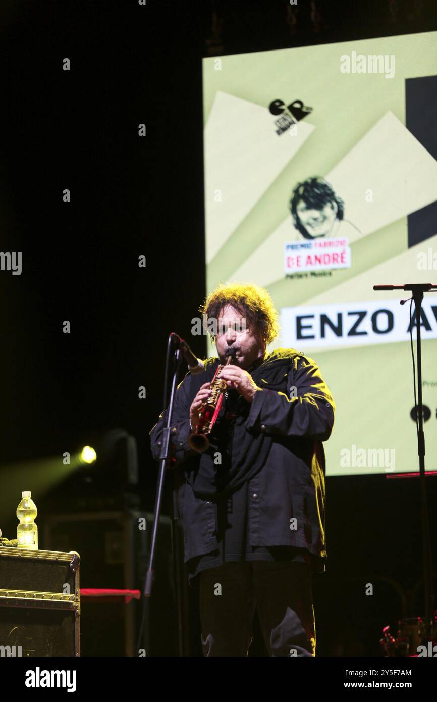 XXIII. Ausgabe des Fabrizio de Andrè Preises „Parlare di Musica“ auf der Piazza Fabrizio de André im Stadtteil Magliana in Rom. Finale der Musik-, Poesie- und Malabschnitte. An diesem zweiten Abend traten die anderen 5 Finalisten der Musikabteilung auf der Bühne auf. Die Targa Faber Tonight, gesammelt von Ariete, die dann auch als Gast auftrat. Ein weiterer Gast war Enzo Avitabile und seine Band, ein alter Freund der Veranstaltung. Ebenfalls ausgezeichnet wurden „Lettore della Repubblica“ und schließlich der Gewinner Santoianni, ein junger Singer-Songwriter aus den Abruzzen, der zum Zeitpunkt der Preisverleihung zusammen auf der Bühne stand Stockfoto