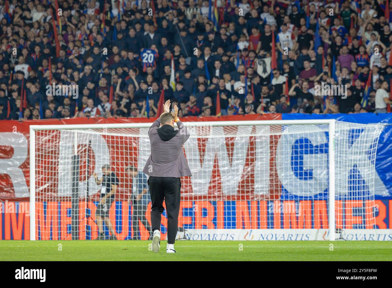 Basel, Schweiz. September 2024. Basel, Schweiz, 21. September 2024: Adoption zu Fabian frei (Basel) vor dem Super League-Fußballspiel zwischen dem FC Basel 1893 und dem FC Zürich im St. Jakob Park in Basel. Philipp Kresnik (Philipp Kresnik/SPP) Credit: SPP Sport Press Photo. /Alamy Live News Stockfoto