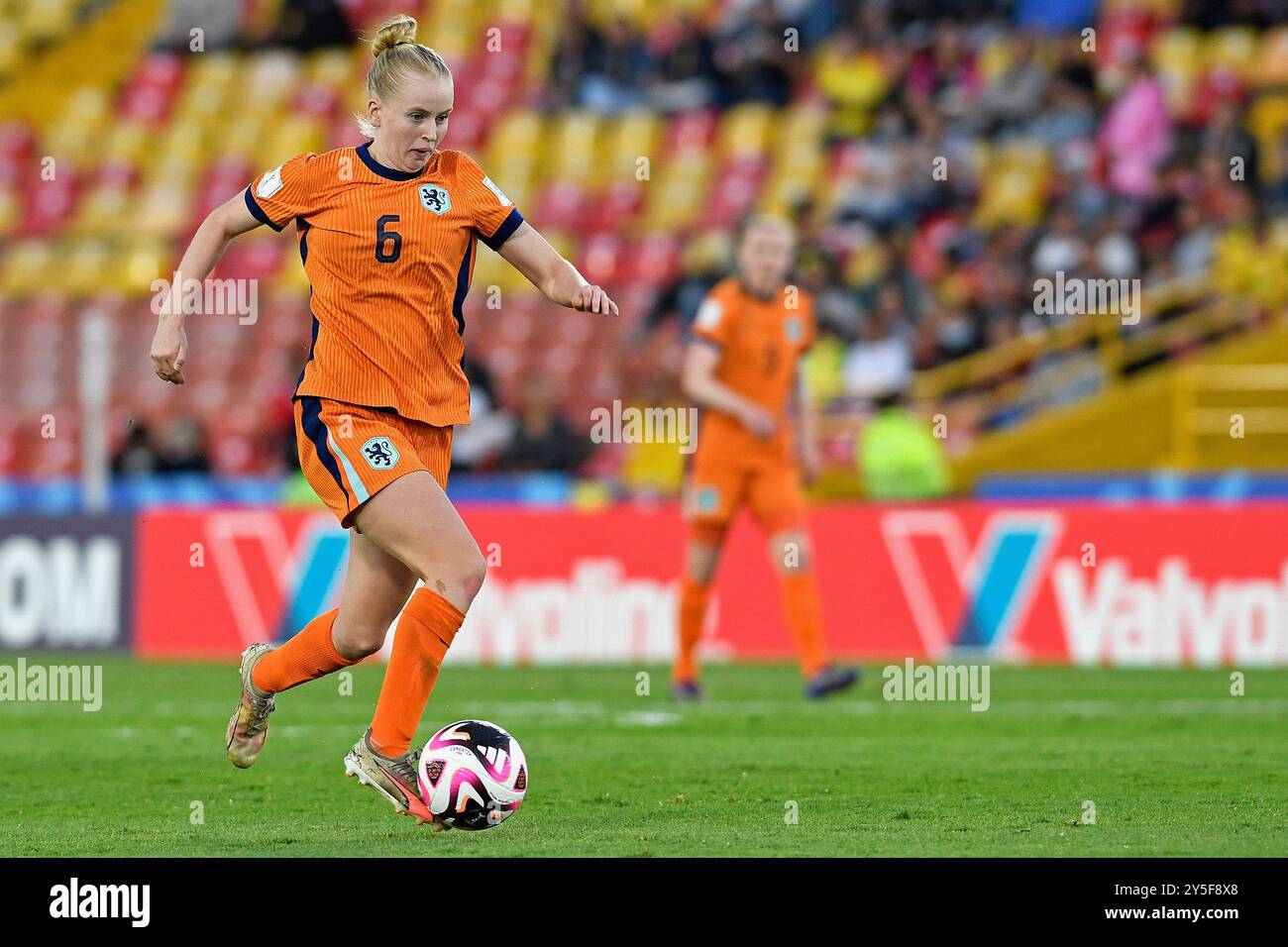 Bogota, Kolumbien. September 2024. Kealyn Thomas aus den Niederlanden kontrolliert den Ball während des Spiels der FIFA U-20-Frauen-Weltmeisterschaft Kolumbien 2024 auf dem dritten Platz zwischen den Vereinigten Staaten und den Niederlanden im El Campin Stadium in Bogota am 21. September 2024. Foto: Julian Medina/DiaEsportivo/Alamy Live News Credit: DiaEsportivo/Alamy Live News Stockfoto