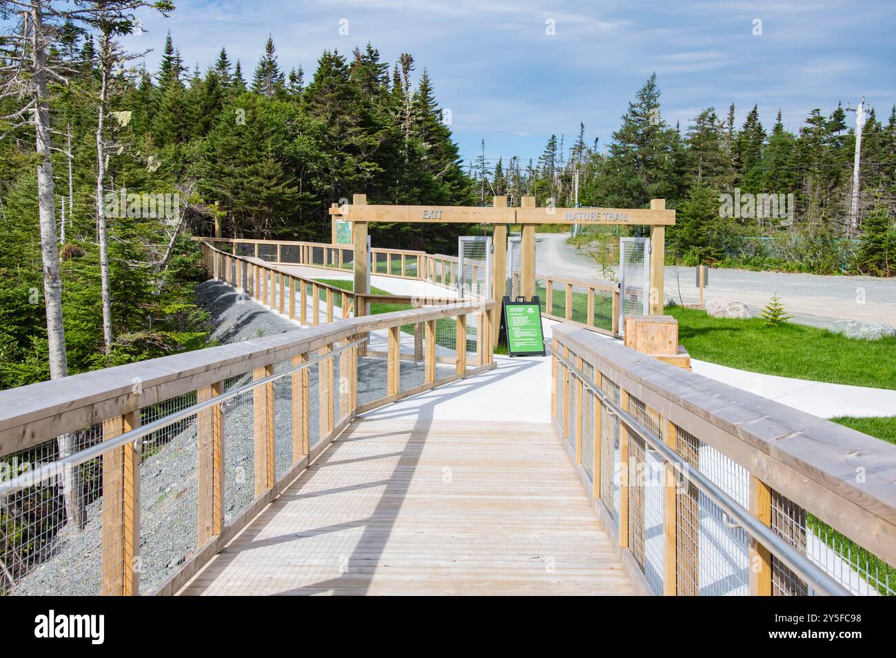 Ein- und Ausgang zum Naturlehrpfad im Salmonier Nature Park auf NL 90 in Holyrood, Neufundland & Labrador, Kanada Stockfoto