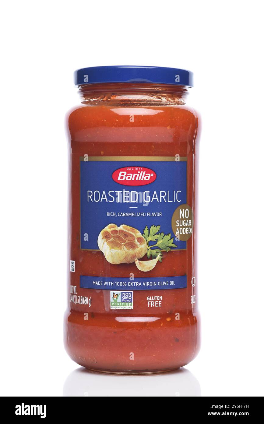 IRVINE, KALIFORNIEN - 21. SEPTEMBER 2024: Ein Glas mit gerösteter Knoblauch-Pasta-Sauce aus Barilla. Stockfoto