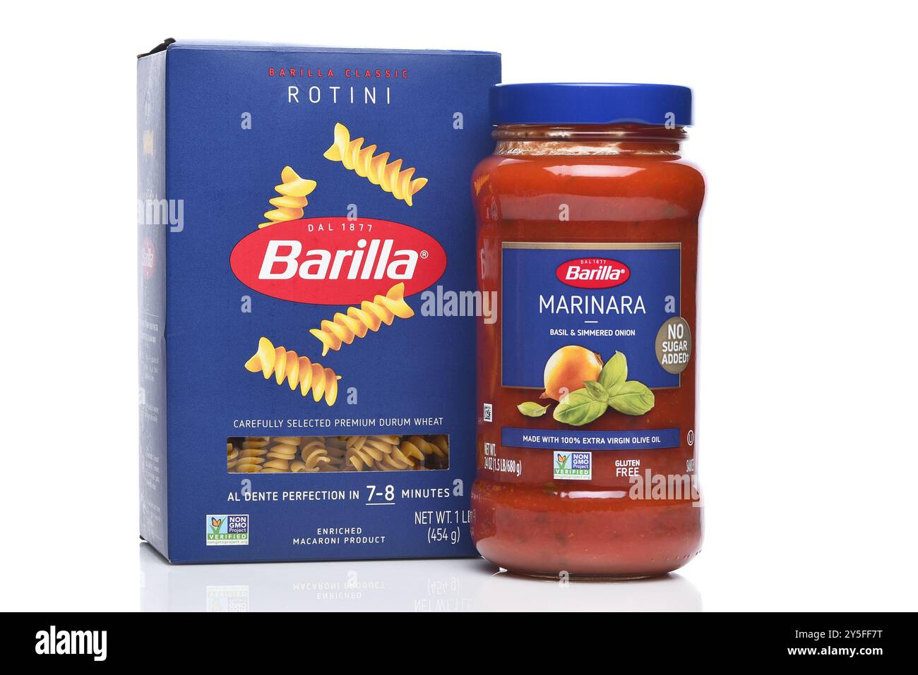 IRVINE, KALIFORNIEN - 21. SEPTEMBER 2024: Ein Glas Barilla Marinara Sauce und ein boc Rotini Nudeln. Stockfoto