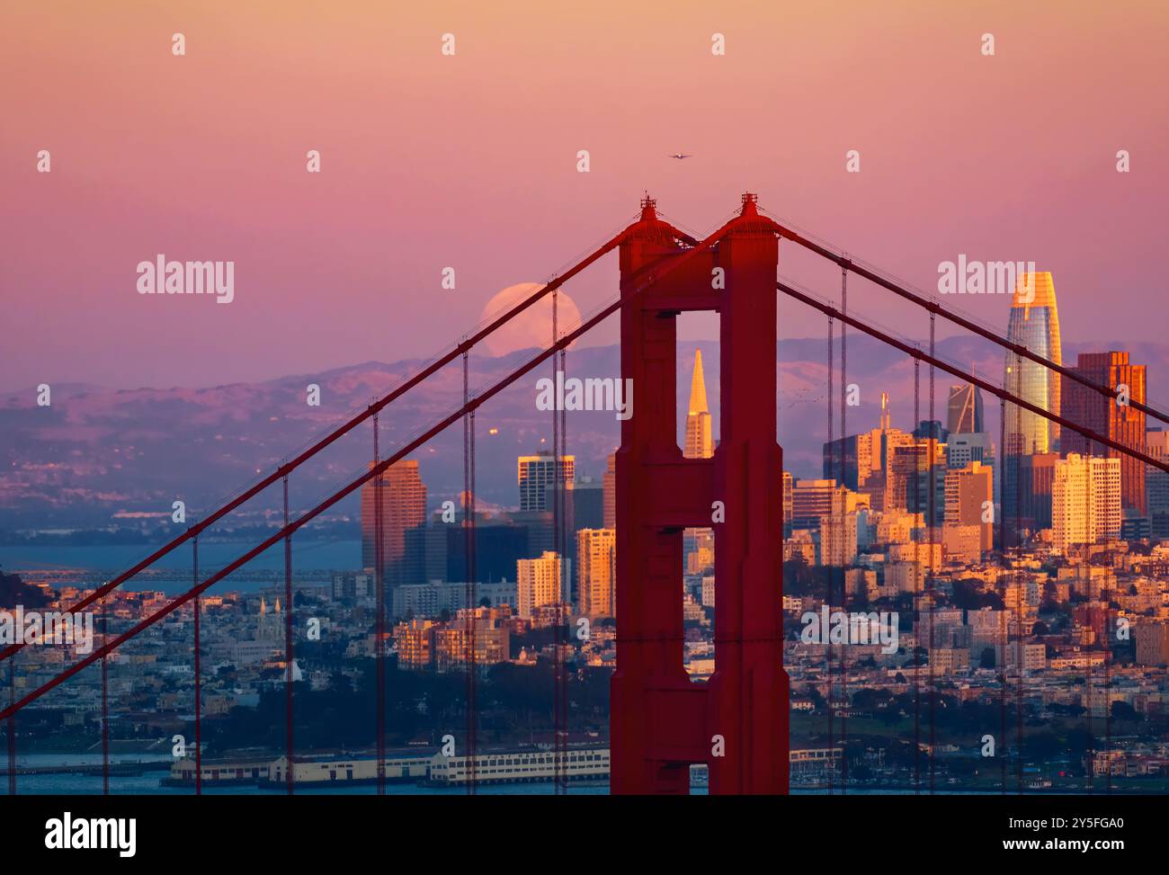 Mondaufgang über der Golden Gate Bridge Stockfoto