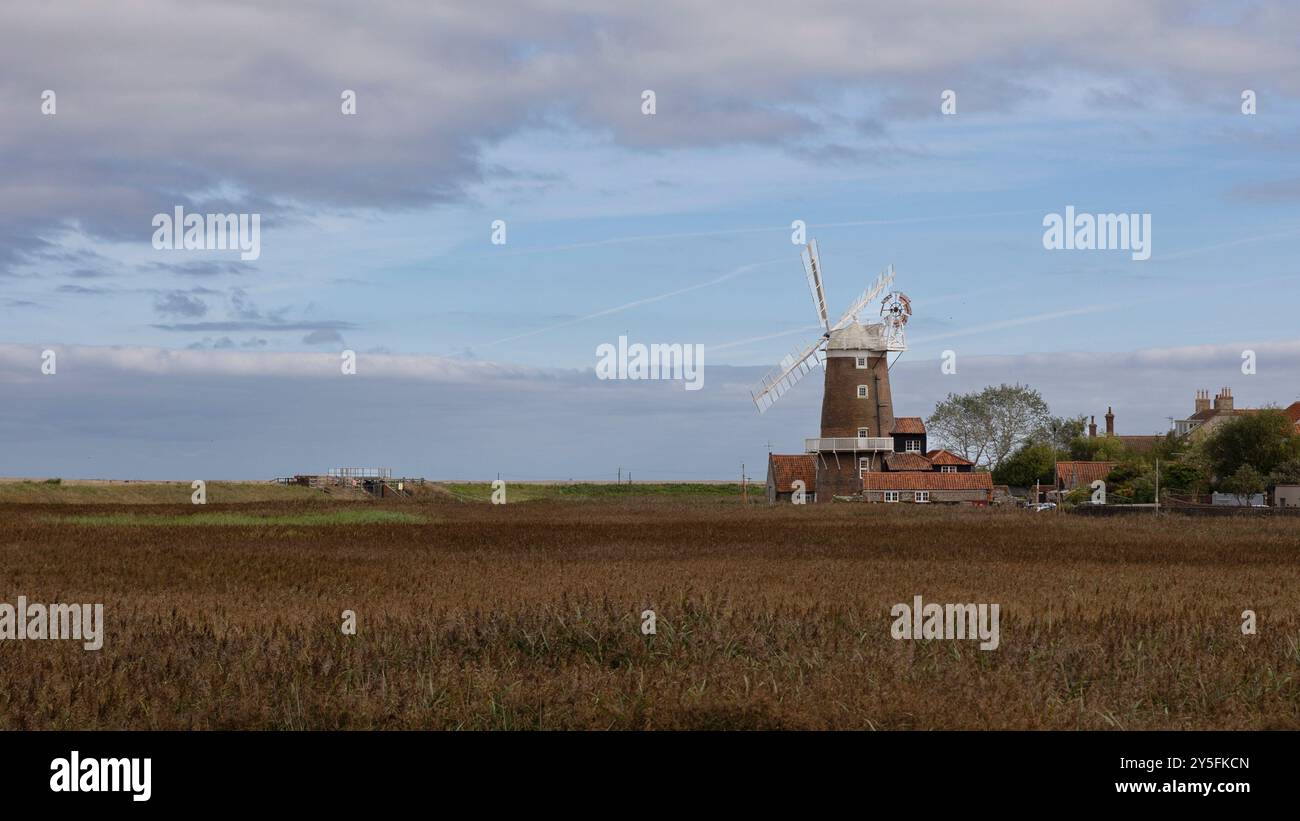 In Cley neben dem Meer in Norfolk befindet sich die Windmühle von Cley. Die Turmmmühle ist ein denkmalgeschütztes Gebäude, das heute in Hotelunterkunft umgewandelt wurde Stockfoto