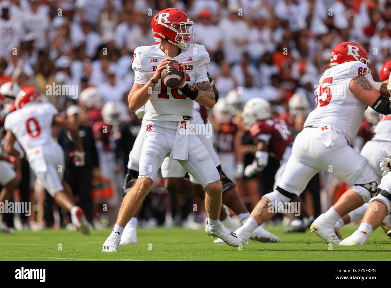 21. September 2024: Rutgers Scarlet Knights Quarterback Athan Kaliakmanis (16) wirft den Ball während des NCAA-Fußballspiels zwischen den Rutgers Scarl Stockfoto