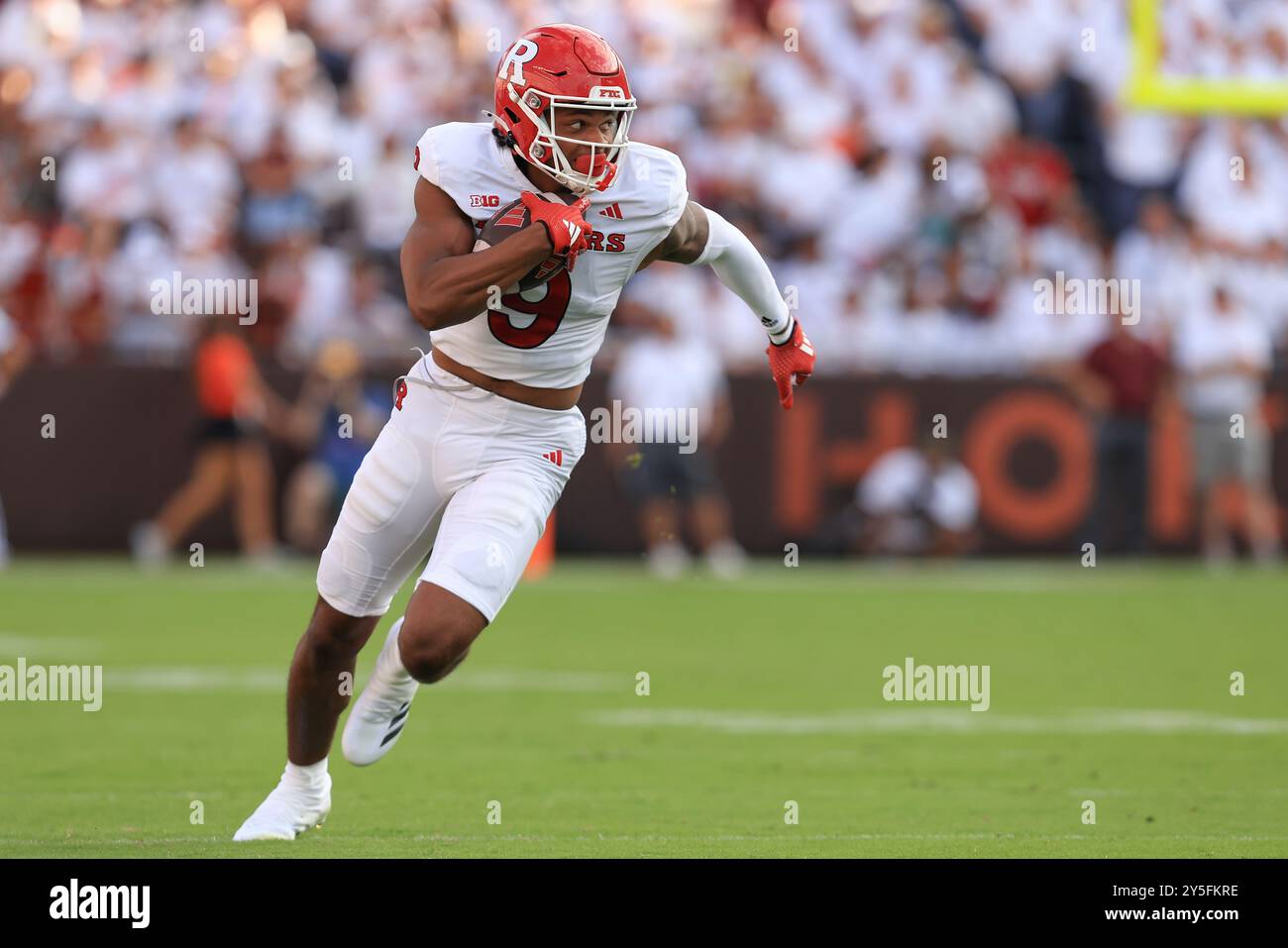 21. September 2024: Rutgers Scarlet Knights Wide Receiver Ian Strong (9) läuft nach einem Fang während des NCAA-Fußballspiels zwischen den Rutgers Scarlet Stockfoto