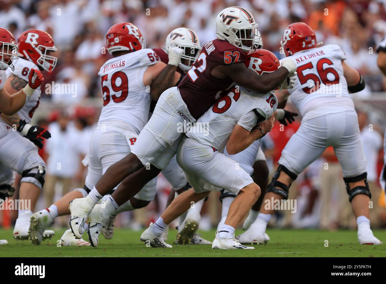 21. September 2024: Virginia Tech Hokies Defensive Lineman Antwaun Powell-Ryland (52) sackt Rutgers Scarlet Knights Quarterback Athan Kaliakmanis (16) Stockfoto