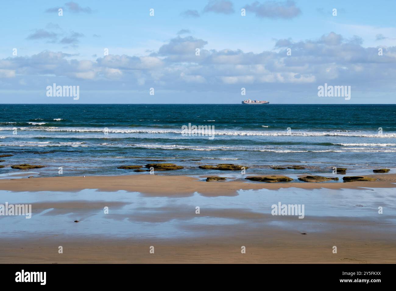 Ein Containerschiff fährt die Küste von Victoria - Ocean Grove, Victoria, Australien Stockfoto