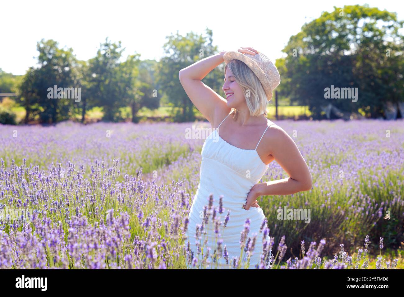 Portrait individuelle glückliche junge kaukasische Frau im Lavendelfeld. Stockfoto