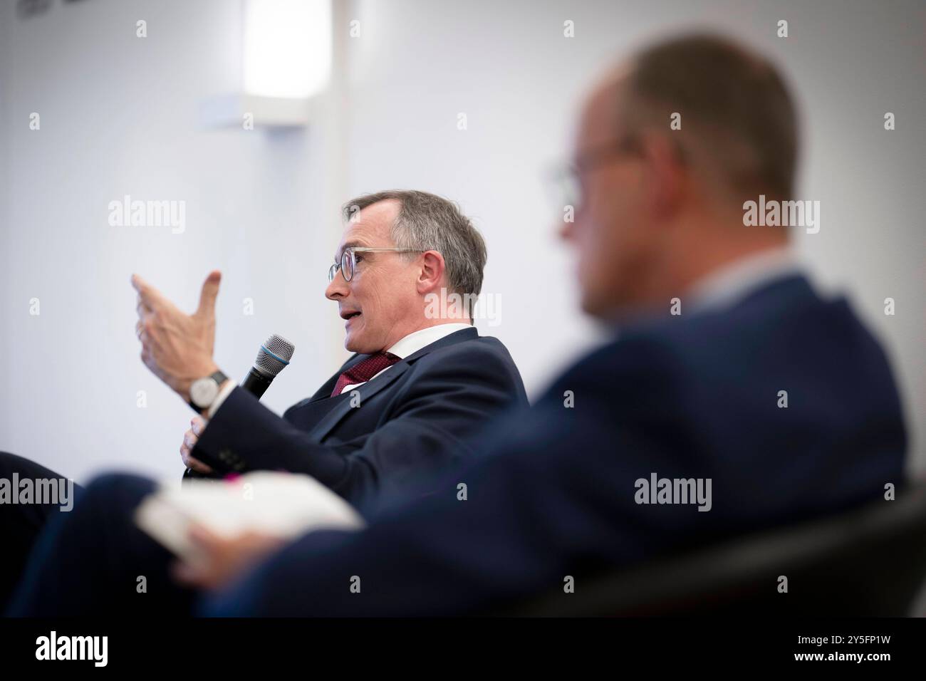 Andreas Roedder, Friedrich Merz - Buchvorstellung der verlorene Frieden DEU, Deutschland, Deutschland, Berlin, 19.09.2024 Autor und Historiker Andreas Roedder und Friedrich Merz , Vorsitzender der CDU und Kanzlerkandidat der Union CDU/CSU rechts bei der Buchvorstellung vom Buch von Andreas Roedder der verlorene Frieden vom Beck Verlag im Haus des Familienunternehmens am 19.09.24 in Berlin Deutschland Rödder en: Autor und Historiker Andreas Roedder und Friedrich Merz , Vorsitzender der CDU und Kanzlerkandidat der Union CDU/CSU f.l.t.r. bei der Buchpräsentation von Andreas Roedders Buch The Lost Stockfoto