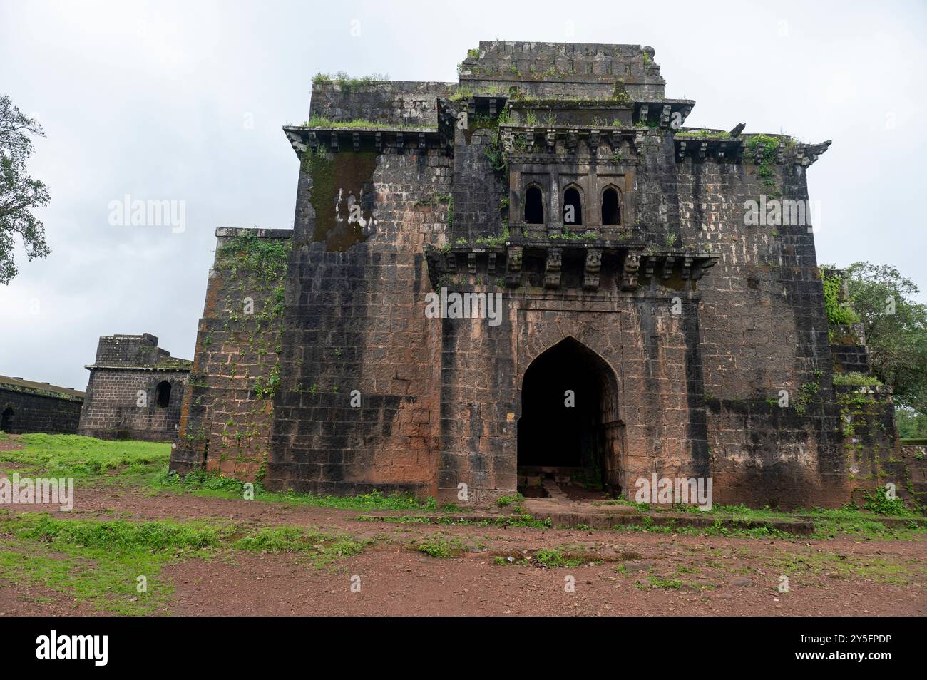 Kolhapur, Indien - 8. September 2024 Ruinen des traditionellen Getreidespeichers (Ambarkhana), ein Ort, an dem Getreide während der Zeit von Chhatrapati Shivaji in Panhala gelagert werden kann Stockfoto