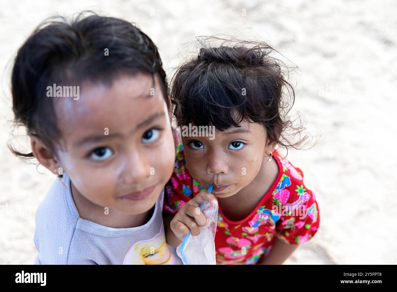 Verspielte, freundliche und lächelnde einheimische Bajau-Kinder voller Neugier, die den authentischen Seezigeuner-Geist im Labengki-Archipel einfangen. Stockfoto