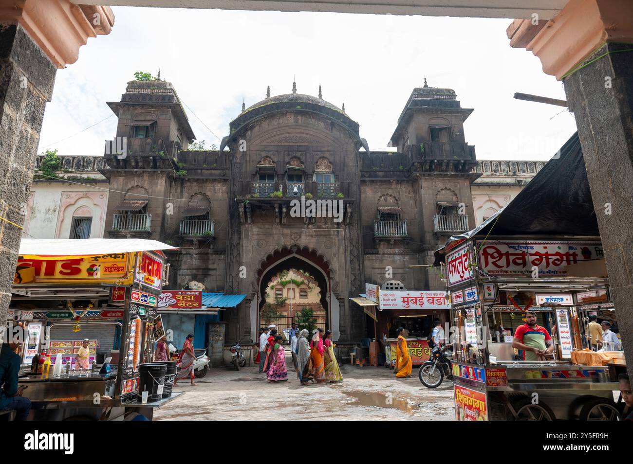 Kolhapur, Indien - 9. September 2024 Blick auf ein zweites Tor neben dem Haupteingang des Bhavani Mandap im ummauerten Stadtzentrum von Kolha Stockfoto