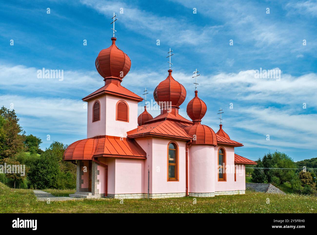 Orthodoxe Kirche des heiligen Vladimir von Kiew, erbaut 2002, Dorf Hrabova Roztoka, Vihorlat-Gebirge, Karpaten, Region Presov, Slowakei Stockfoto