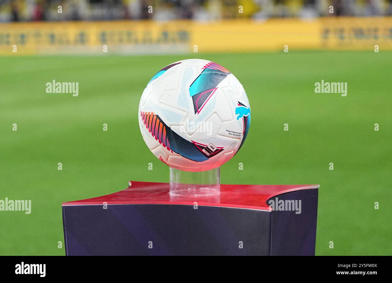 21. September 2024: Der Ball während eines Spiels der Türkei SÃ¼per Ligue, Fenerbahce SK gegen Galatasaray S. K, im Ulker Fenerbahce Sukru Saracoglu Stadium, Istanbul, Türkei. Ulrik Pedersen/CSM Stockfoto