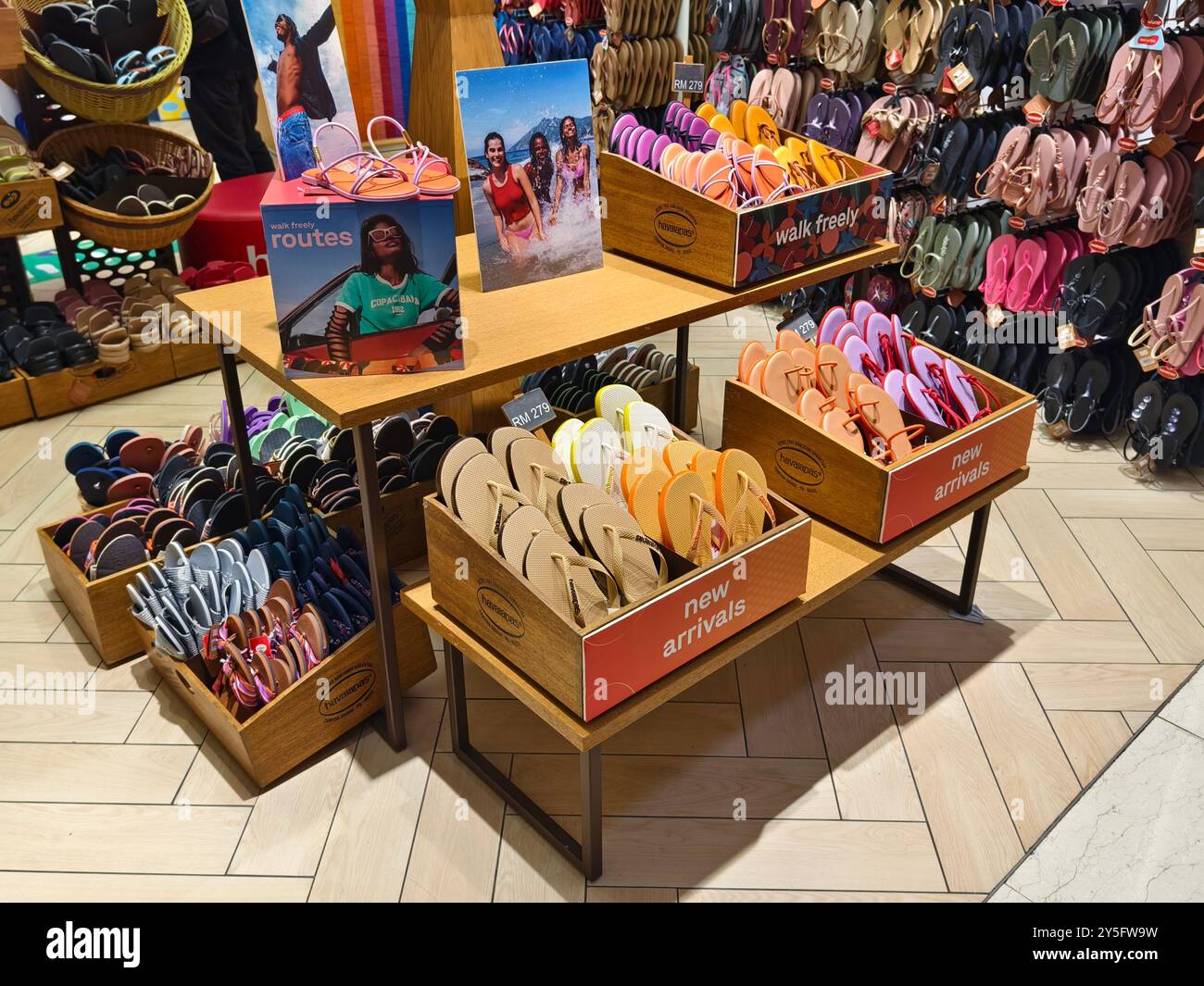 KUALA LUMPUR, MALAYSIA - 28. AUGUST 2024: Havaianas Markeneinzelhandel im großen Einkaufszentrum Stockfoto