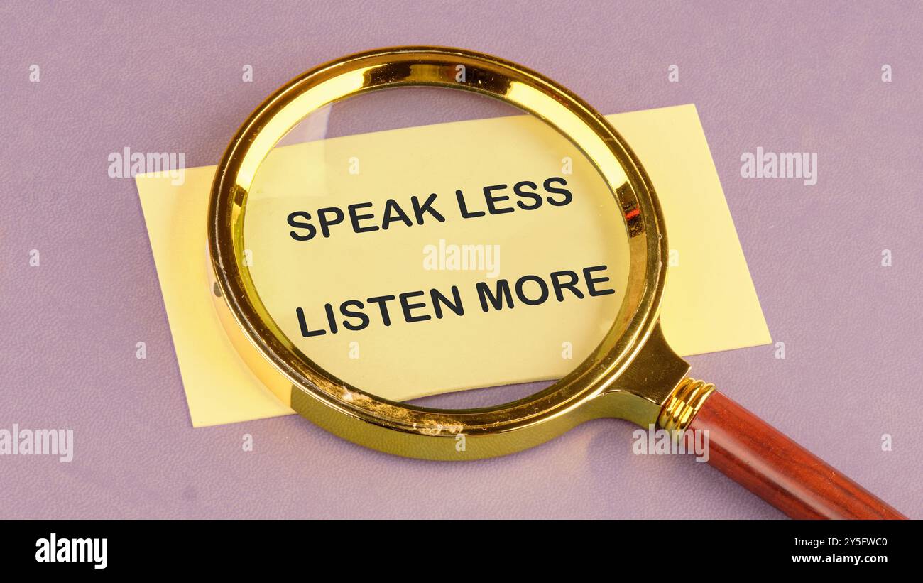 Sprechen Sie weniger, hören Sie mehr, Symbol. Konzeptwörter sprechen weniger Hören Sie mehr durch eine Lupe auf gelbem Papier Stockfoto
