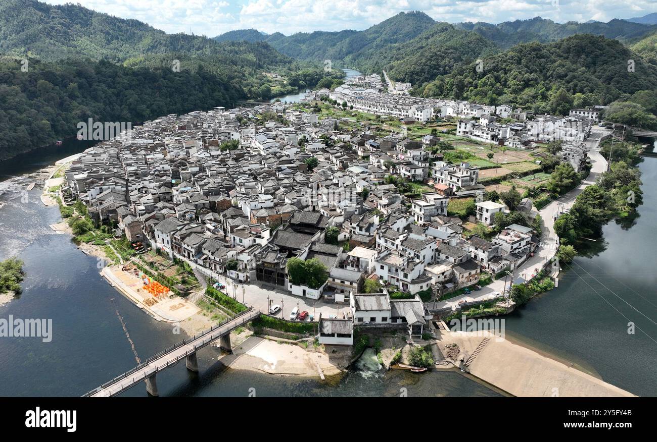 (240922) -- SHANGRAO, 22. September 2024 (Xinhua) -- ein Luftdrohnenfoto vom 20. September 2024 zeigt das Dorf Wangkou im County Wuyuan, ostchinesische Provinz Jiangxi. Zu den „drei Schnitzereien in Wuyuan“ gehören Schnitzereien auf Steinen, Ziegeln und Holz, wobei die Holzschnitzerei die repräsentativste ist. Mit einer Geschichte von mehr als 1.000 Jahren wurde das Schnitzerei 2006 als nationales immaterielles Kulturerbe gelistet. Die Wuyuan Holzschnitzerei konzentriert sich auf die Darstellung von Bauteilen im Huizhou-Stil wie Balken und Fensterrahmen. Verschiedene Techniken werden verwendet, um exquisite Bilder von Ausp zu erstellen Stockfoto