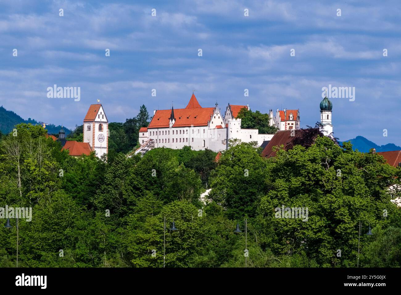 Das gotische Hochschloss der Bischöfe von Augsburg liegt auf einem Hügel über der Altstadt von Füssen. Stockfoto