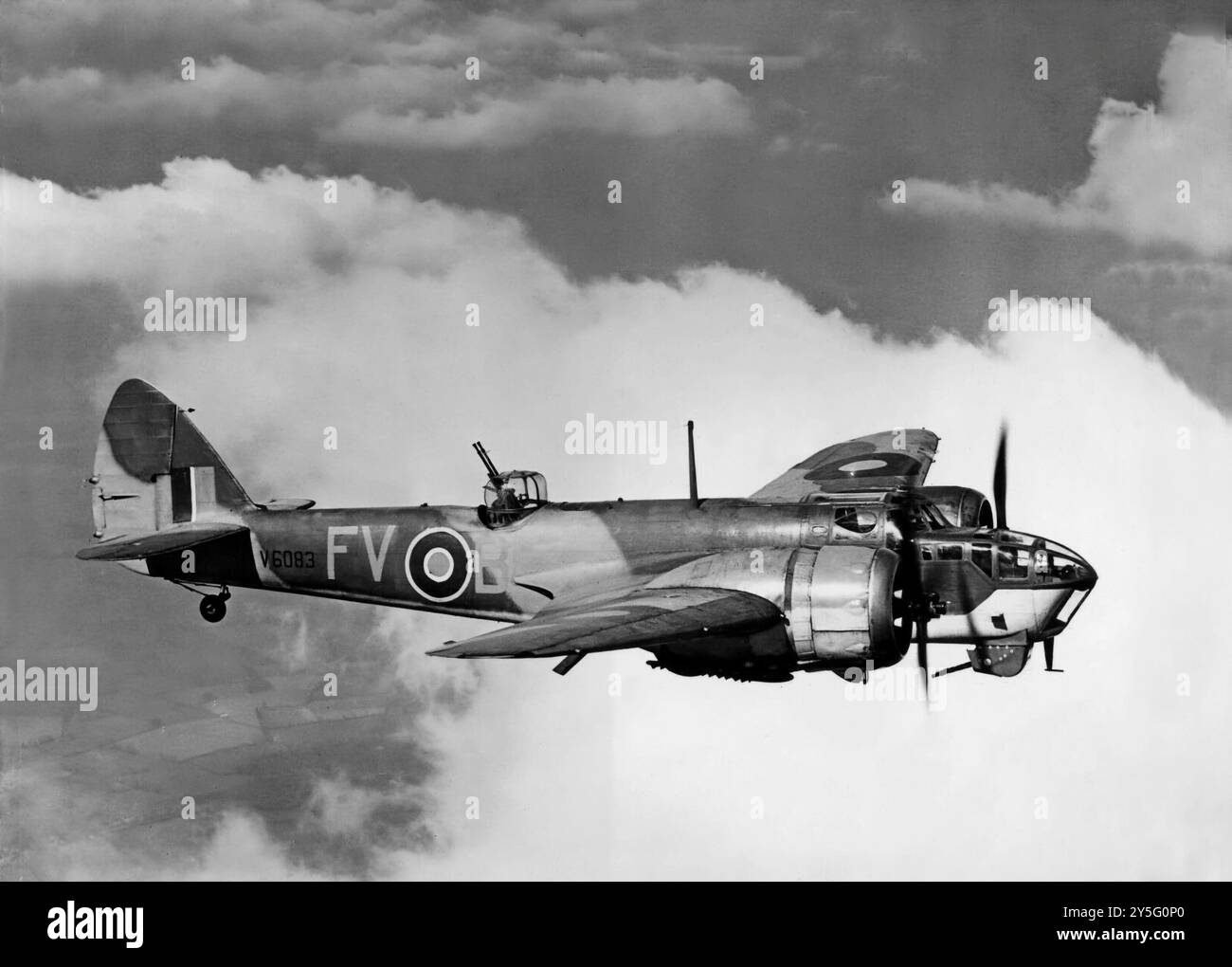 Die Bristol Blenheim war ein britischer leichter Bomber, der von der Bristol Aeroplane Company entworfen und gebaut wurde und in den ersten beiden Jahren des Zweiten Weltkriegs ausgiebig eingesetzt wurde. Der Typ 142 flog erstmals im April 1935, und das Luftministerium ordnete eine modifizierte Konstruktion als Typ 142M an, die zur Blenheim Mk wurde. Ich für die Royal Air Force (RAF) als Bomber. Es wurde durch die Hinzufügung eines Geschützpakets mit vier Browning .303 Zoll (7,7 mm) Maschinengewehren unter dem Rumpf zu einem schweren Jagdflugzeug umgebaut. Der spätere Blenheim Mk. IV wurde als Patrouillenflugzeug eingesetzt Stockfoto Die Bristol Blenheim war ein britischer leichter Bomber, der von der Bristol Aeroplane Company entworfen und gebaut wurde und in den ersten beiden Jahren des Zweiten Weltkriegs ausgiebig eingesetzt wurde. Der Typ 142 flog erstmals im April 1935, und das Luftministerium ordnete eine modifizierte Konstruktion als Typ 142M an, die zur Blenheim Mk wurde. Ich für die Royal Air Force (RAF) als Bomber. Es wurde durch die Hinzufügung eines Geschützpakets mit vier Browning .303 Zoll (7,7 mm) Maschinengewehren unter dem Rumpf zu einem schweren Jagdflugzeug umgebaut. Der spätere Blenheim Mk. IV wurde als Patrouillenflugzeug eingesetzt Stockfoto