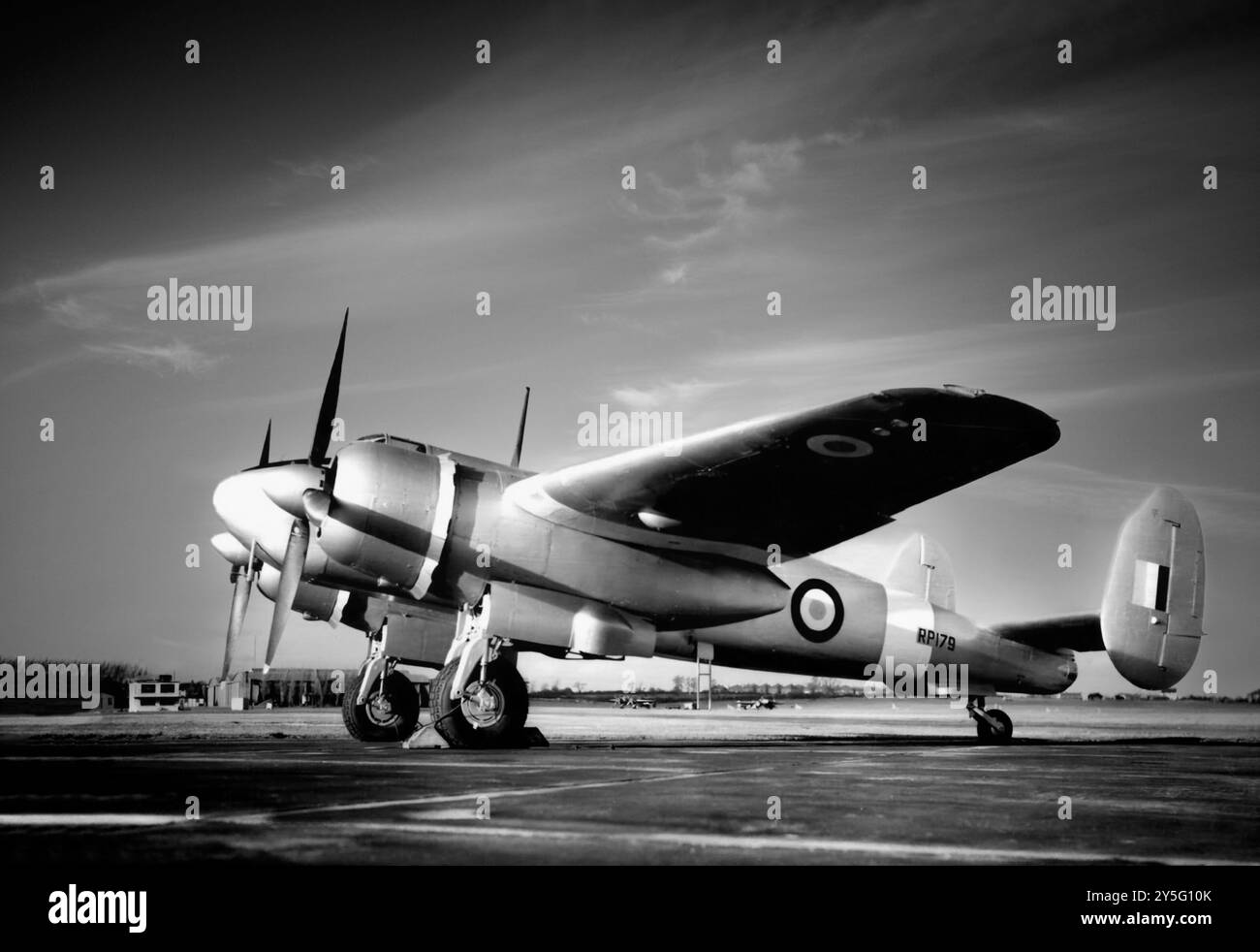 Die Bristol Buckmaster war ein britisches Trainingsflugzeug, das in den 1950er Jahren von der Royal Air Force betrieben wurde Bis 1945 gab es eine Leistungslücke zwischen den so genannten Advanced Trainern, die im Einsatz waren – wie der Avro Anson, Airspeed Oxford, Bristol Blenheim und Lockheed Hudson – und den Kampfflugzeugen, von denen die Piloten erwartet würden, dass sie mit dem Abschluss fliegen würden. Ein breiterer Rumpf an der Vorderseite erlaubte dem Ausbilder und dem Auszubildenden eine nebeneinander liegende Sitzmöglichkeit und Platz für den Funkbetreiber. Alle Rüstungen und Rüstungen sowie militärische Ausrüstung wurden ebenfalls entfernt. Stockfoto