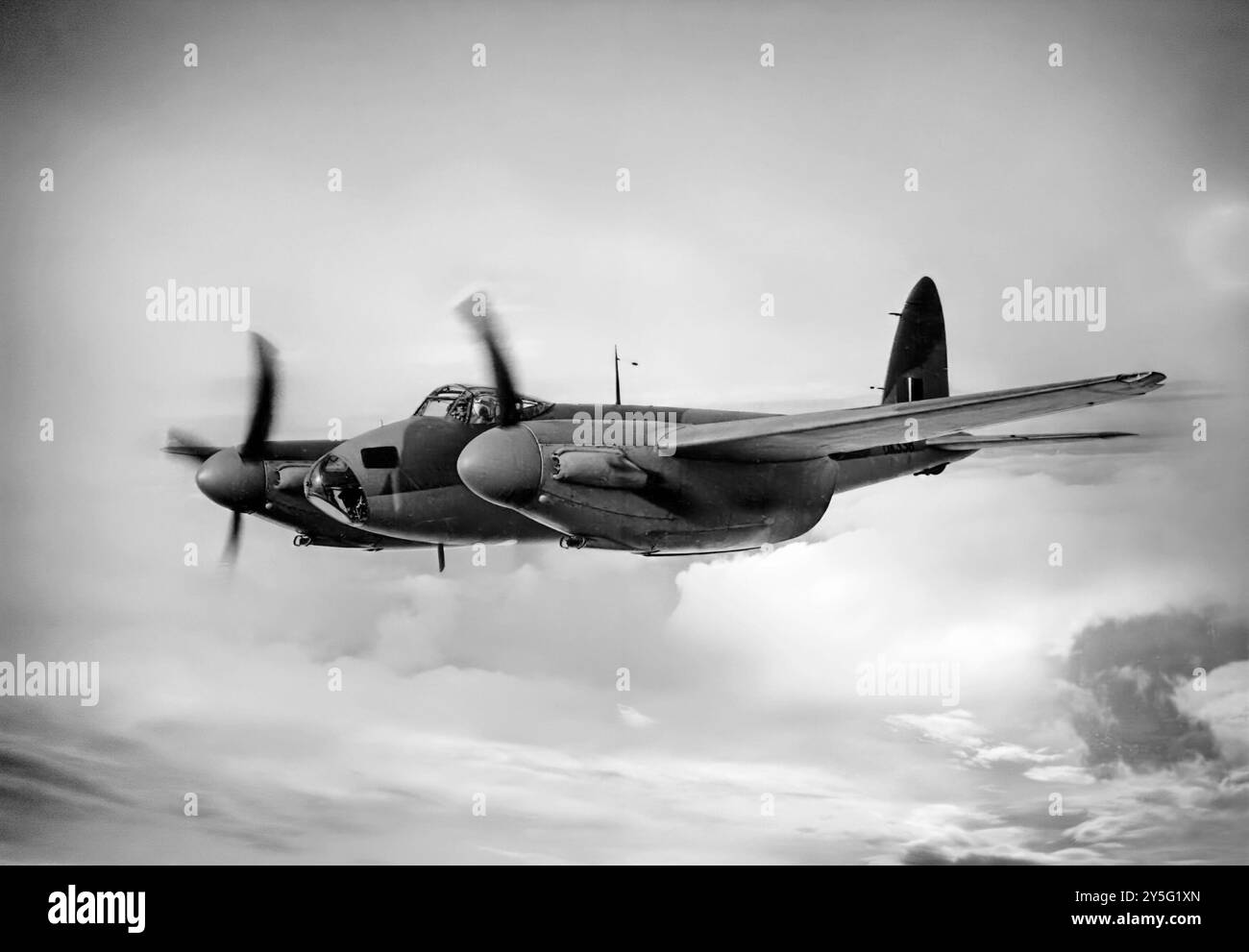 Die de Havilland Mosquito war ein britisches zweimotoriges Mehrzweck-Kampfflugzeug, das während des Zweiten Weltkriegs eingeführt wurde. Ungewöhnlich, da die Flugzeugzelle größtenteils aus Holz bestand, wurde sie als „Wooden Wonder“ oder „Mossie“ bezeichnet. Ursprünglich als unbewaffneter schneller Bomber konzipiert, entwickelte sich der Einsatz der Mosquito während des Krieges in viele Rollen, einschließlich taktischer Bomber für den Tag in niedriger bis mittlerer Höhe, Nachtbomber in großer Höhe, pathfinder, Tag- oder Nachtjäger, jagdbomber, Eindringlinge, Seeangriffe und Fotoaufklärungsflugzeuge. Stockfoto