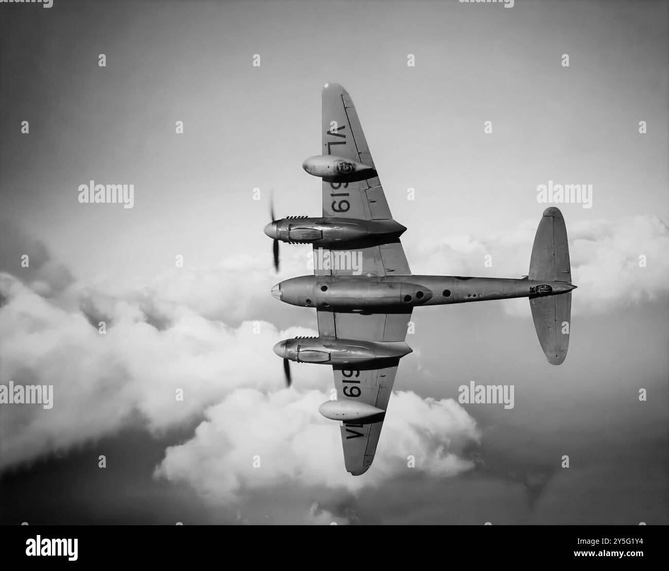 Die de Havilland Mosquito war ein britisches zweimotoriges Mehrzweck-Kampfflugzeug, das während des Zweiten Weltkriegs eingeführt wurde. Ungewöhnlich, da die Flugzeugzelle größtenteils aus Holz bestand, wurde sie als „Wooden Wonder“ oder „Mossie“ bezeichnet. Ursprünglich als unbewaffneter schneller Bomber konzipiert, entwickelte sich der Einsatz der Mosquito während des Krieges in viele Rollen, einschließlich taktischer Bomber für den Tag in niedriger bis mittlerer Höhe, Nachtbomber in großer Höhe, pathfinder, Tag- oder Nachtjäger, jagdbomber, Eindringlinge, Seeangriffe und Fotoaufklärungsflugzeuge. Stockfoto