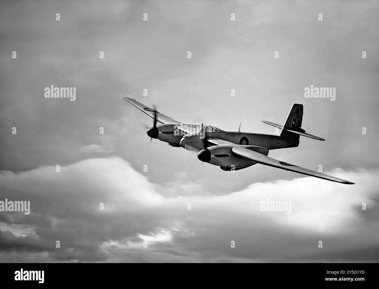 Die Westland Welkin war ein britischer zweimotoriger schwerer Kampfflugzeuge der Westland Aircraft Company, der für den Kampf in extrem hohen Höhen in der Stratosphäre entwickelt wurde. Das Flugzeug wurde 1940 als Reaktion auf die Ankunft modifizierter Junkers Ju 86P Bomber gebaut, die Aufklärungsmissionen durchführten, was darauf hindeutet, dass die Luftwaffe versuchen könnte, die Bombardierung Englands aus großer Höhe wieder zu eröffnen. Die Bedrohung kam nie zum Tragen, so dass Westland nur eine geringe Anzahl von Welkins produzierte und nur wenige von ihnen flogen. Stockfoto
