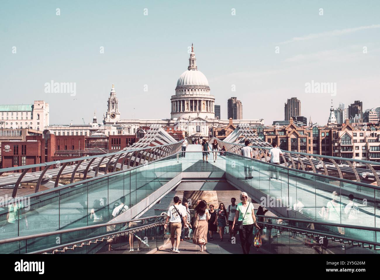 Die Millenium Bridge und St Paul's Cathedral, London an einem sonnigen Tag Stockfoto