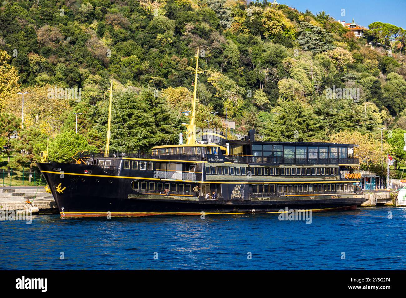 Istanbul, Türkei - 9. November 2019: Blick auf das Schiff Le Vapeur Magique auf dem Bosporus in Istanbul, Türkei. Dieses Dampfschiff wurde 1828 für die Su gebaut Stockfoto
