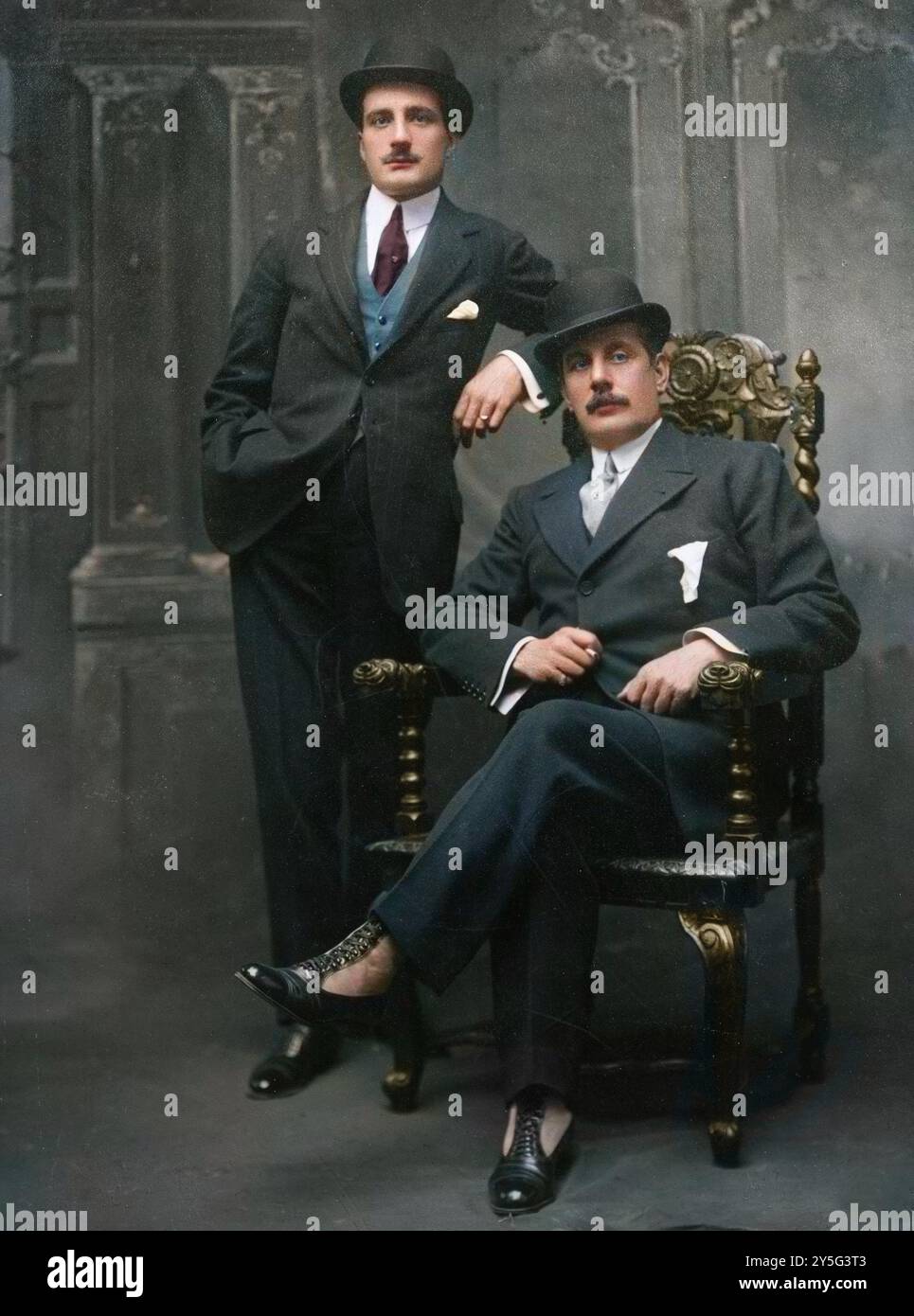 Giacomo Puccini (1858-1924) mit seinem Sohn Antonio Puccini - spätere Färbung. Digital koloriertes Bild Stockfoto