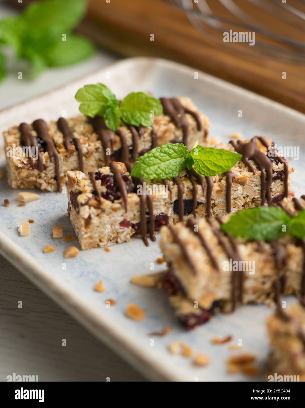 Hausgemachte Energieriegel aus Hafer, Nüssen und Schokolade. Stockfoto