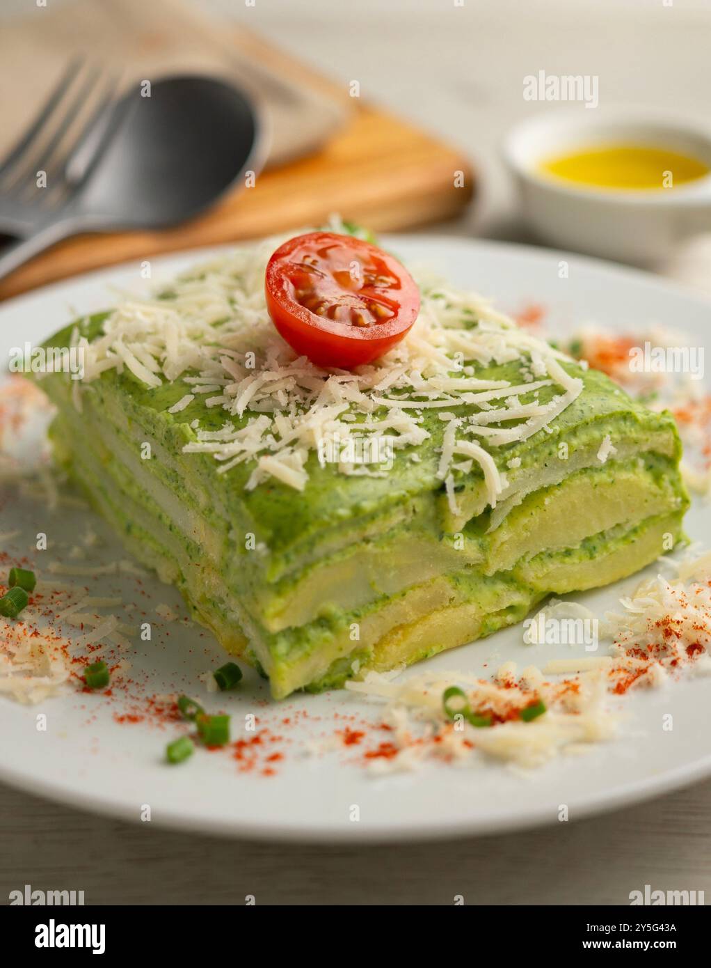 Gebackene Kartoffeln mit Spinat Bechamel und Käse. Stockfoto