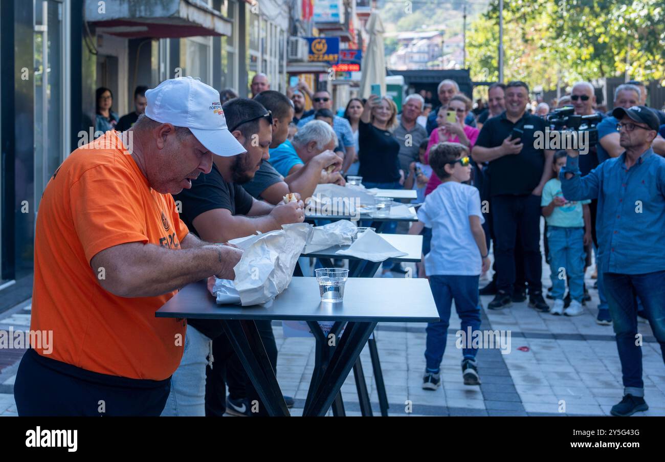 Fast-Food-Challenge im Stipska Pastrmajliada Stockfoto