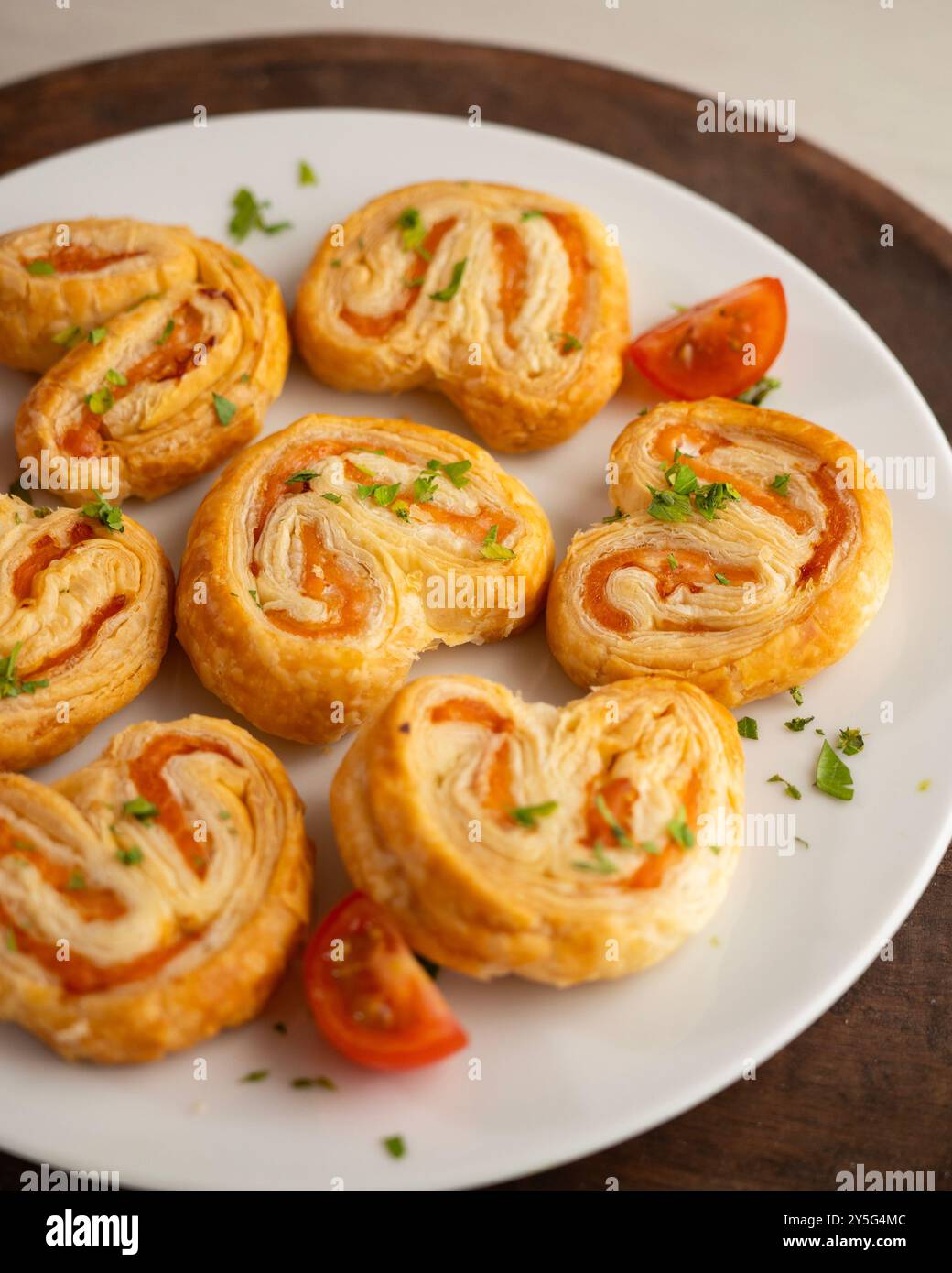 Blätterteig gefüllt mit Lachs und Käse. Tisch mit Draufsicht und Dekoration. Stockfoto