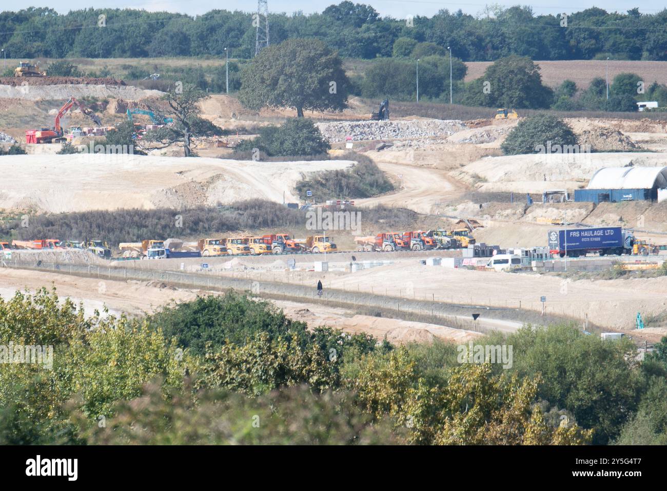 Harefield, Großbritannien. September 2024. Ehemalige Landschaft durch HS2 ausgelöscht. Die Bauarbeiten an der HS2 High Speed Rail in Harefield werden fortgesetzt. Das letzte Decksegment wurde letzte Woche installiert. Das Colne Valley Viaduct erstreckt sich über mehr als 3,4 km über eine Reihe von Seen und Wasserstraßen zwischen Hillingdon und der M25 am nordwestlichen Stadtrand von London. Sie ist die längste Eisenbahnbrücke Großbritanniens und fast einen Kilometer länger als die Forth Bridge in Schottland. BBC One's Panorama, HS2: The Railway With With With With Wate Milliarden, wird am Montag, den 16. September, um 20:00 Uhr ausgestrahlt. Kredit: Maureen Mc Stockfoto