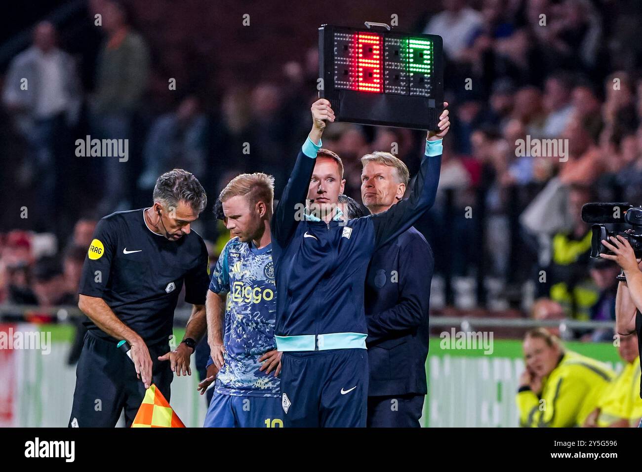 Deventer, Niederlande. September 2024. DEVENTER, NIEDERLANDE - 21. SEPTEMBER: Der vierte offizielle Ingmar Oostrom übernimmt die Ersatzmannschaft während des niederländischen Eredivisie-Spiels zwischen Go Ahead Eagles und AFC Ajax in de Adelaarshorst am 21. September 2024 in Deventer, Niederlande. (Foto von Andre Weening/Orange Pictures) Credit: dpa/Alamy Live News Stockfoto