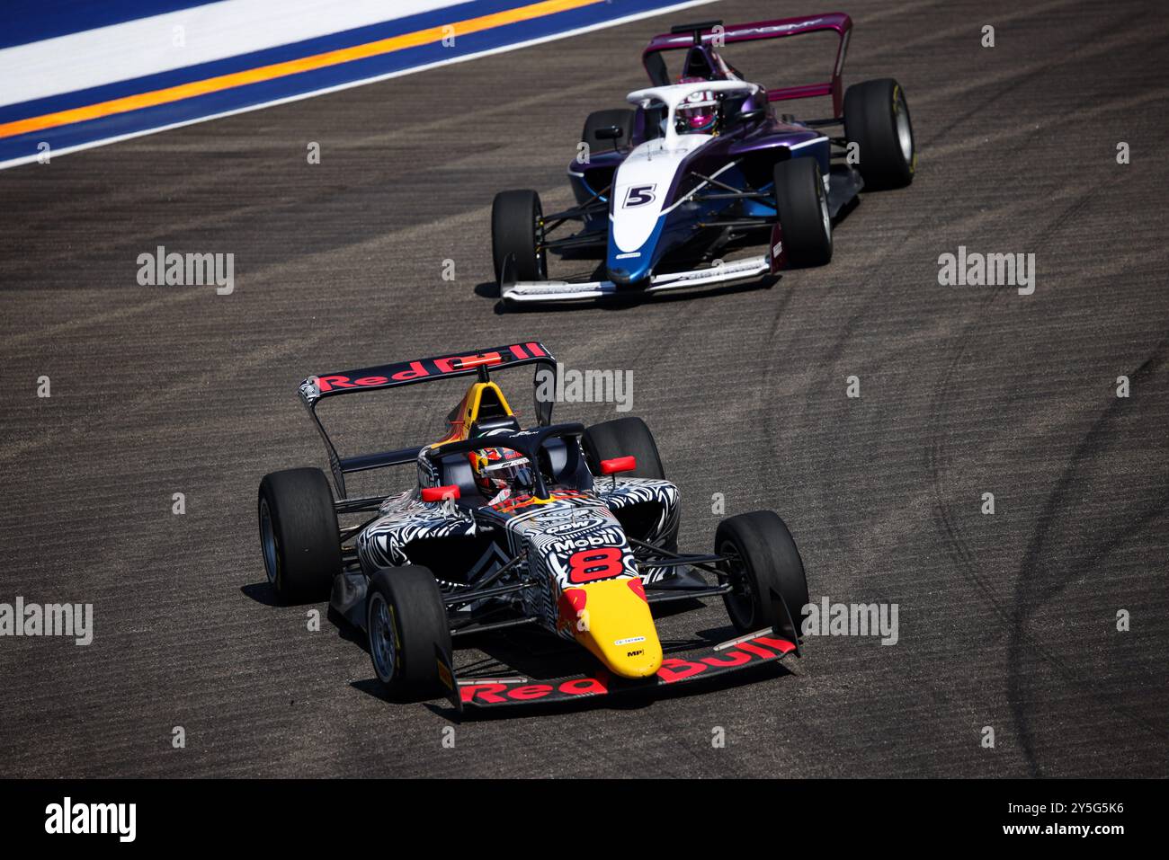 Singapur. September 2024. Singapur. September 2024. 08 AL QUBAISI Hamda (vae), MP Motorsport unterstützt von Red Bull Racing, Tatuus F4-T-421, Action 05 LLOYD Ella, Aktion während der 5. Runde der F1 Academy 2024 vom 20. Bis 22. September 2024 auf dem Marina Bay Circuit in Singapur, Singapur - Foto Xavi Bonilla/DPPI Credit: DPPI Media/Alamy Live News Stockfoto