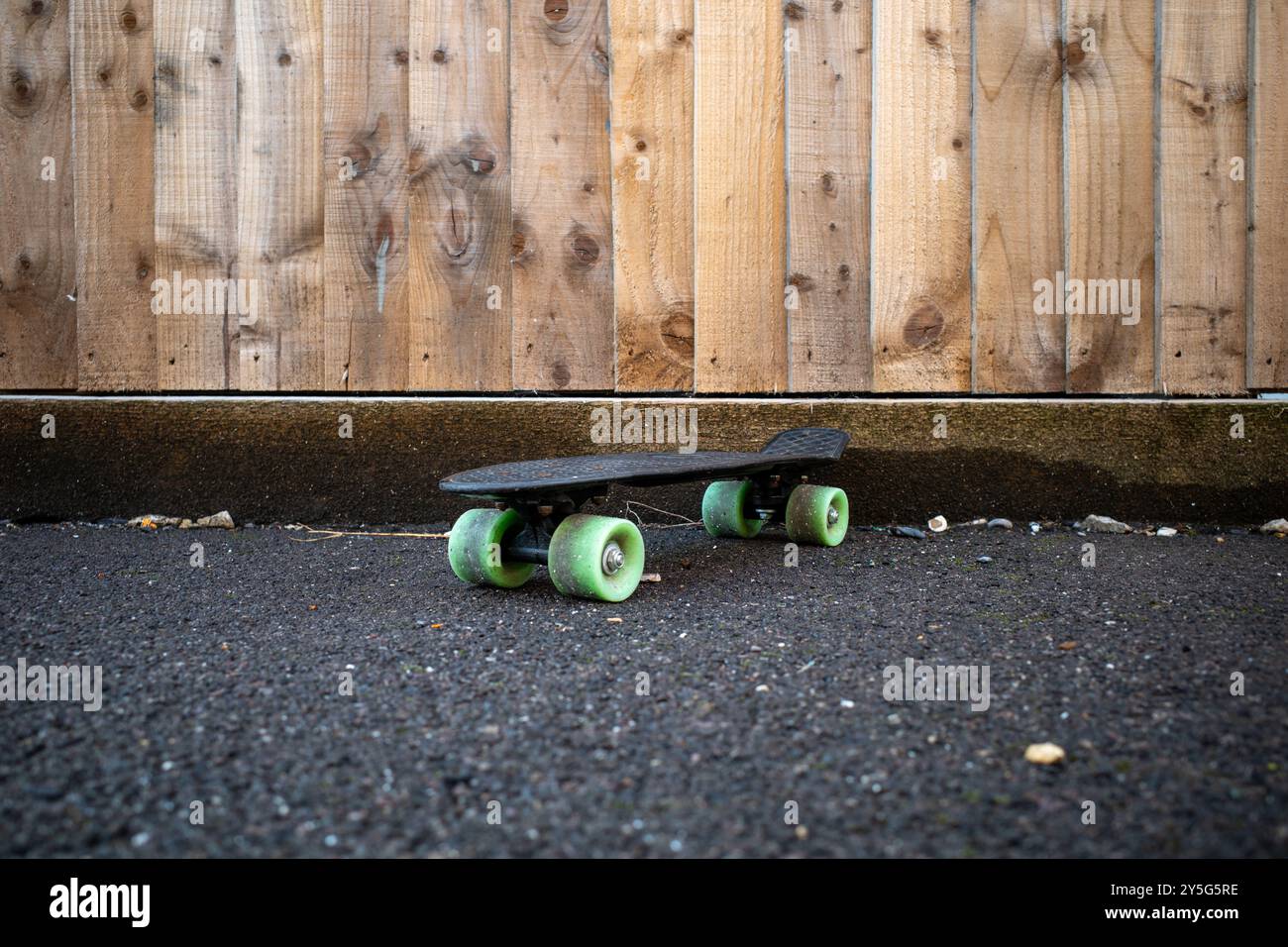 Verlassene Kinder Skateboard Stockfoto