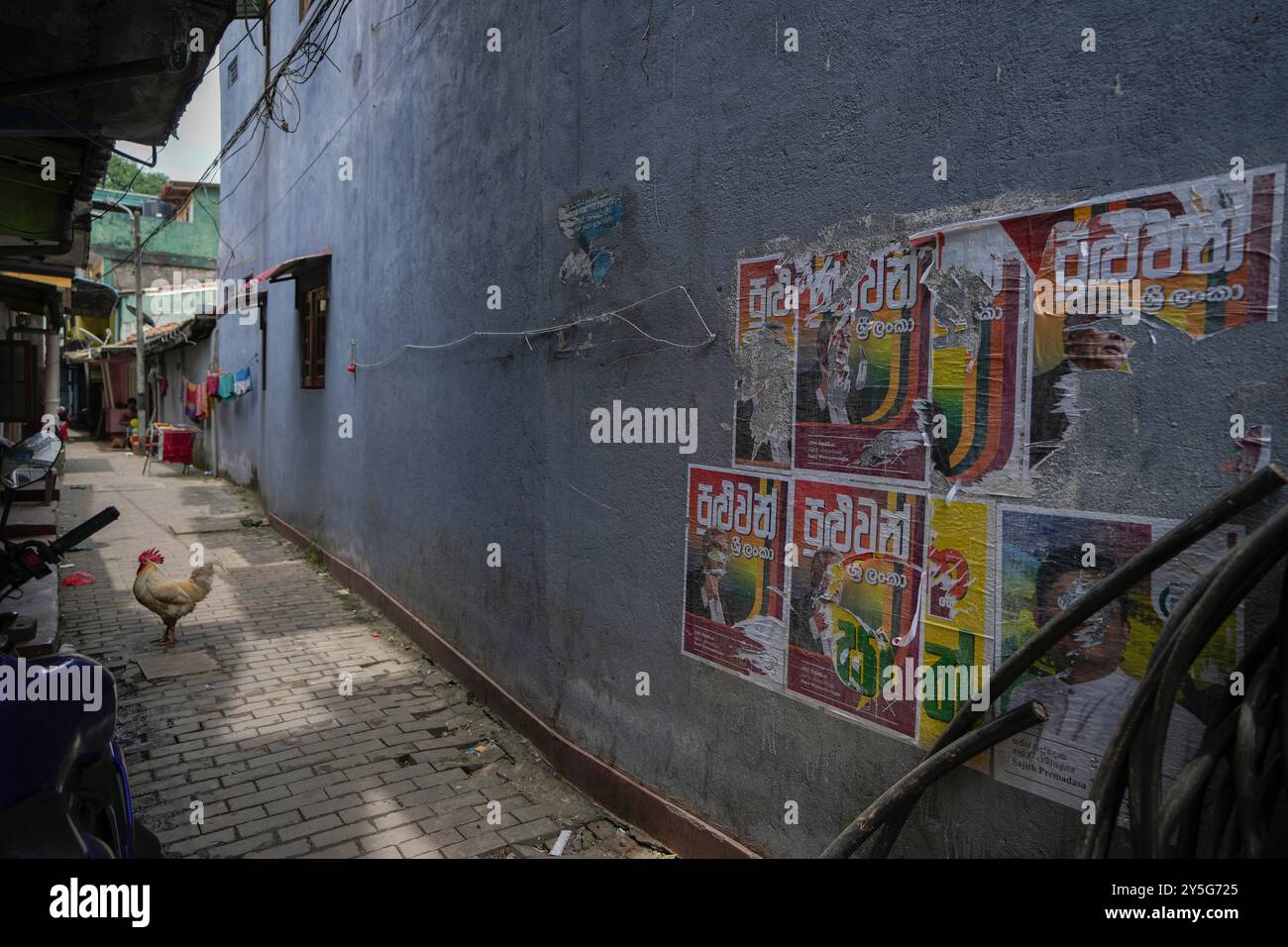 Old election posters of presidential candidates Ranil Wickremesinghe and Sajith Premadasa are seen pasted on a wall at a street in Colombo, Sri Lanka, Sunday, Sept. 22, 2024.(AP Photo/Rajesh Kumar Singh) Stockfoto